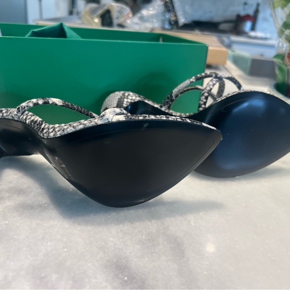 Help jennifer Lopez snakeskin stiletto heels size 6 never worn - Picture 3 of 5